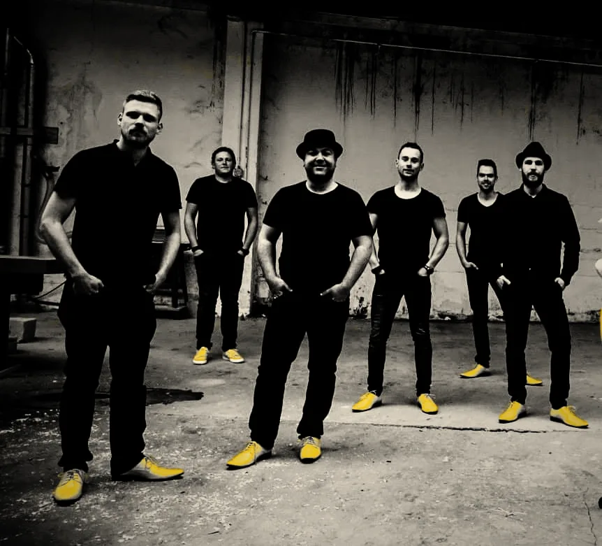 De muzikanten van Foolhouse in het zwart met gele schoenen